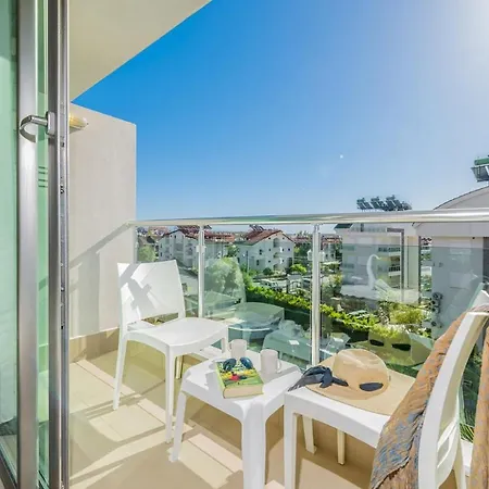 Random By Lookbookholiday Side