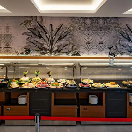 Hotel Random By Lookbookholiday 4*