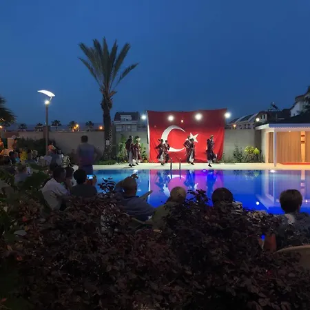 Random By Lookbookholiday Side