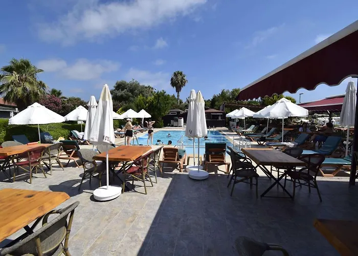 Hotel Random By Lookbookholiday 4*